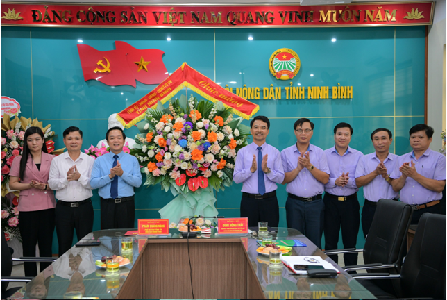 Đồng chí Chủ tịch UBND tỉnh Phạm Quang Ngọc tặng hoa chúc mừng Hội Nông dân tỉnh nhân kỷ niệm 93 năm ngày thành lập Hội Nông dân Việt Nam.