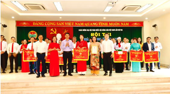 Đ/c Đinh Hồng Thái - Chủ tịch Hội Nông tỉnh trao giải nhất cho HND huyện Yên Mô.