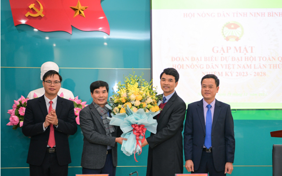 Đồng chí Trưởng Ban Dân vận Tỉnh ủy Đỗ Việt Anh tặng hoa đoàn đại biểu.