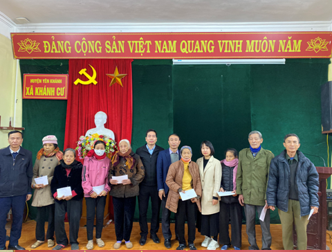 Đại diện Hội Nông dân tỉnh thăm và tặng quà tại xã Khánh Cư (Yên Khánh).