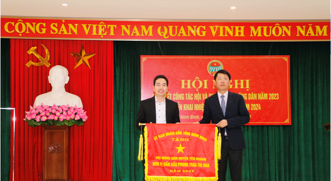 Đồng chí Trần Song Tùng - Phó Chủ tịch UBND tỉnh tặng Cờ thi đua của UBND tỉnh cho đơn vị dẫn đầu phong trào thi đua cho HND huyện Yên Khánh.