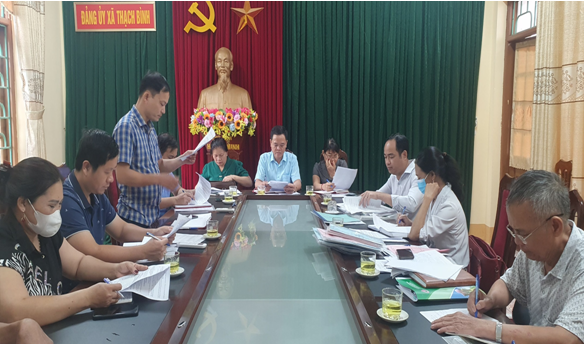 Đ/c Nguyễn Minh Lộc - Phó chủ tịch thường trực kiểm tra, giám sát hoạt động ủy thác Ngân Hàng CSXH tại xã Thạch Bình- Nho Quan.