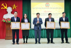 Đồng chí Đỗ Việt Anh, UVBTV TU, Trưởng Ban Dân vận Tỉnh ủy, Chủ tịch Ủy ban MTTQ Việt Nam tỉnh trao bằng khen của UBND tỉnh cho các tập thể, cá nhân có thành tích xuất sắc trong năm 2022.