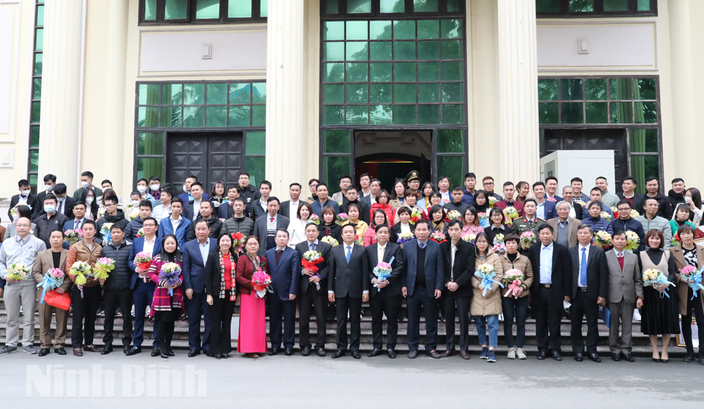 Các đồng chí lãnh đạo tỉnh chụp ảnh lưu niệm cùng các tổ chức, cá nhân tiêu biểu trong thực hiện nhiệm vụ đón công dân và chống dịch COVID-19 tại các tỉnh phía Nam.