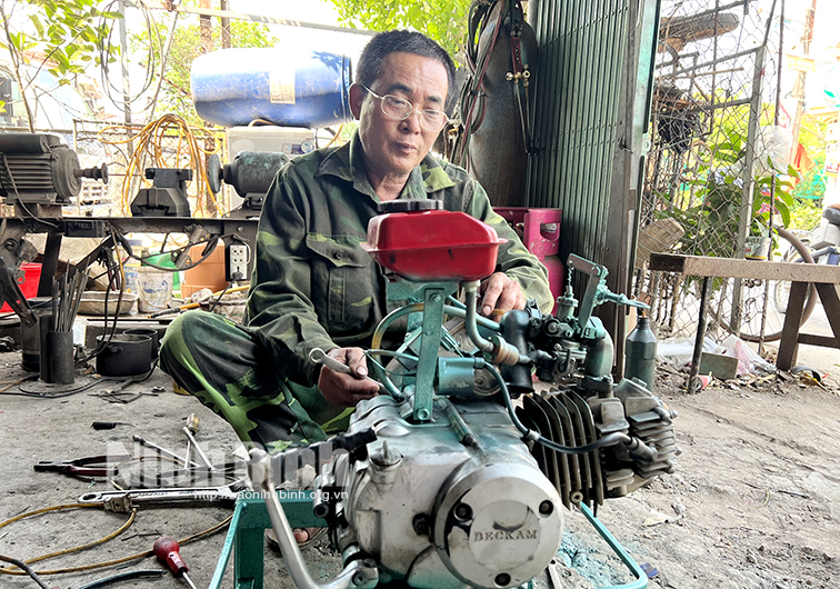 Ông Vũ Văn Dung đang kiểm tra những chi tiết cuối cùng của chiếc máy bơm đa năng trước khi giao cho khách.